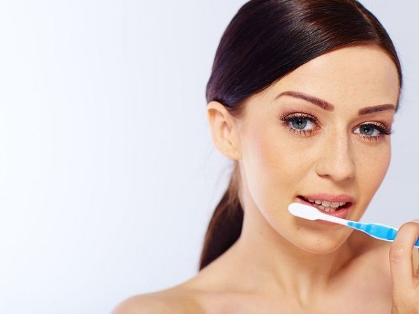 Cách làm môi mỏng lại bằng kem đánh răng