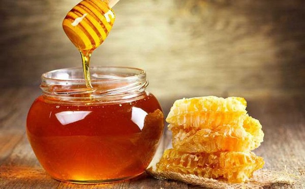 Nặn mụn xong có nên bôi mật ong không?