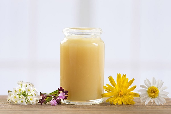 Cải thiện môi thâm bằng dầu dừa, sữa ong chúa