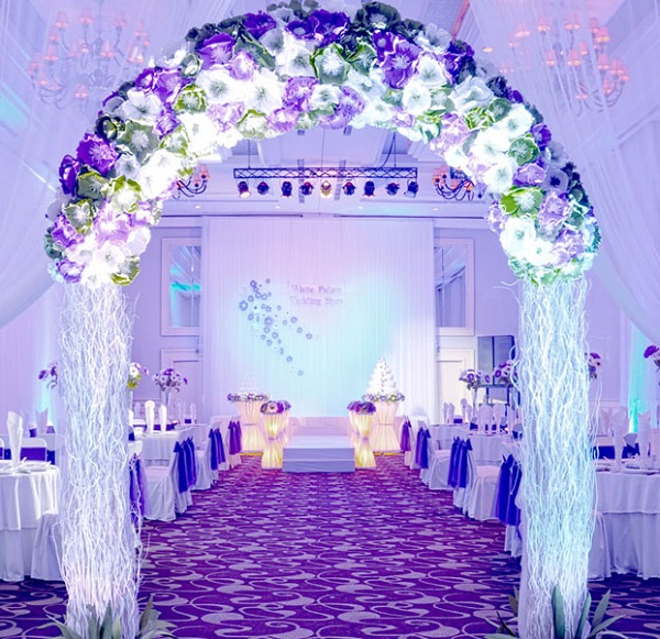 Mẫu cổng cưới với hoa màu tím