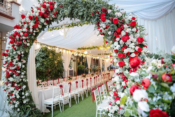 Cổng đám cưới đẹp bằng hoa tươi