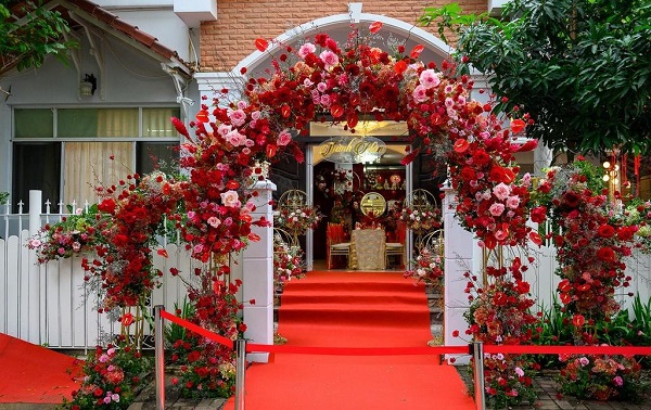 Trang trí cổng đám cưới với hoa màu đỏ