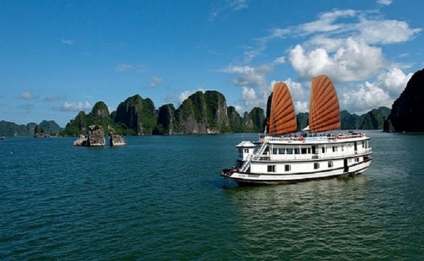 Du thuyền tham quan vịnh Hạ Long
