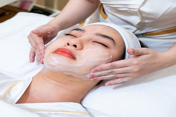 Làm sạch da trước khi điều trị mụn tại Spa Beryl Beauty
